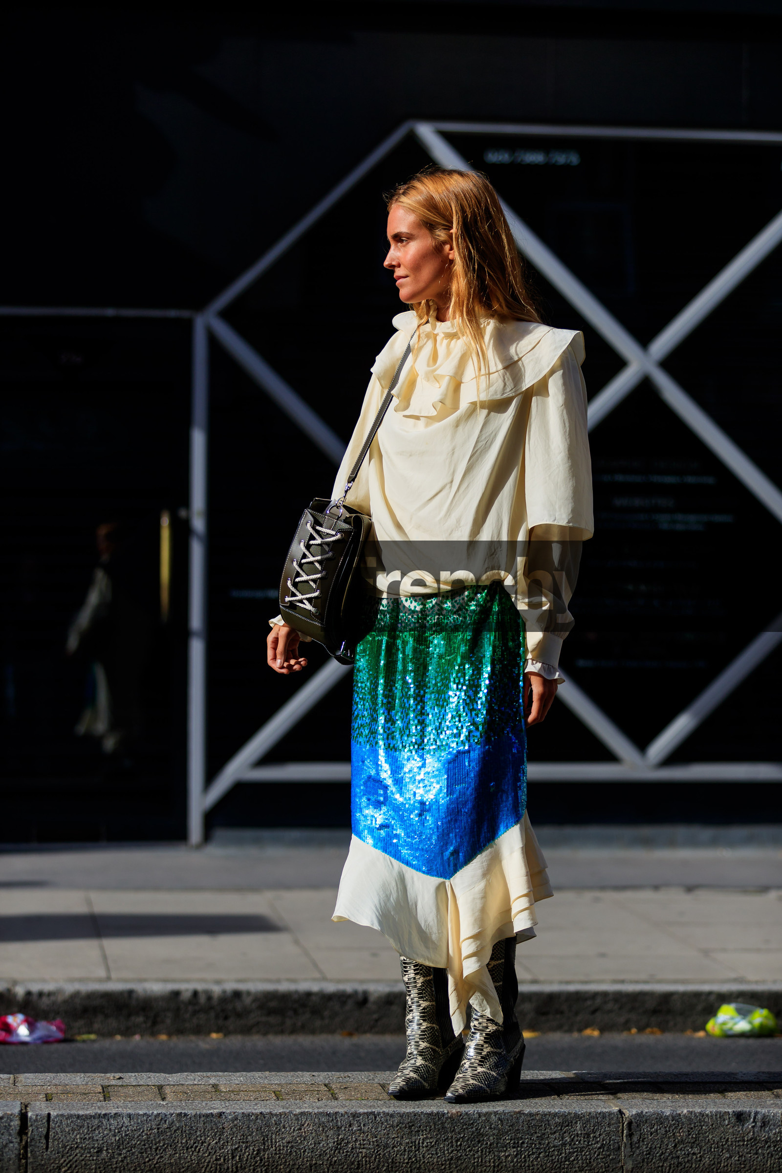 animal print, beige shirt, blanca miro scrimieri, blue skirt, graphic bag, graphic skirt, green bag, high heels, jw anderson, leather bag, leather shoes, printed bag, printed skirt, snake print, white blouse, fashion week, frenchystyle, FW, jonathan paciullo, street style, LFW, LONDON, SPRING SUMMER 2019, SS 19, vertical, full length