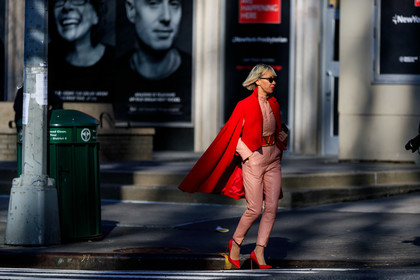 red cape, red coat, pink jumpsuit, leather jumpsuit, zipped jumpsuit, belted jumpsuit, long sleeves jumpsuit, red leather belt, big belt, valentino belt, red shoes, polish shoes, high heels shoes, fashion week, frenchystyle, FW, jonathan paciullo, street style, FALL WINTER 2020-2021, AUTUMN WINTER 2020-2021, FW 20-21, horizontal, atmosphere details, full length, NYFW, NEW YORK