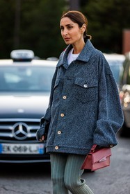 acne studios bag, acne studios looks, bag, blue pants, Geraldine Boublil, grey jacket, jacket, leather bag, oversize jacket, pants, red bag, ribbed pants, white t-shirt, street style, jonathan paciullo, FW, frenchystyle, fashion week, PFW, PARIS, SPRING SUMMER 2022, SS 22, vertical, atmosphere details