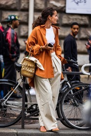 basket, basket bag, beige pants, belt, camel shirt, crop top, flare pants, fluid pants, large pants, Lucy Chadwick, pants, sandals, shirt, white belt, white crop top, yellow sandals, street style, jonathan paciullo, FW, frenchystyle, fashion week, PFW, PARIS, SPRING SUMMER 2022, SS 22, vertical, full length