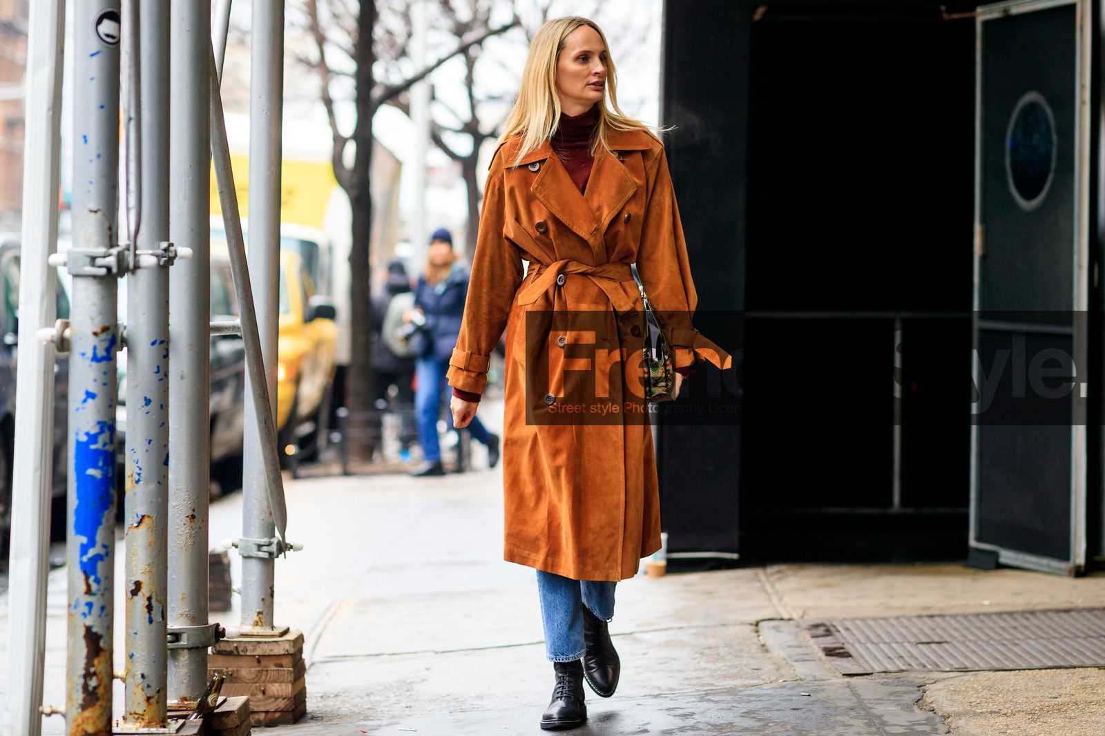 Lauren Santo Domingo, camel trenchcoat, suede trenchcoat, burgundy top, burgundy pullover, turtleneck top, turtleneck pullover, belted trench coat, animal skin clutch, green clutch, denim, blue jeans, black leather boots, flat boots, laced boots, fashion week, frenchystyle, FW, jonathan paciullo, street style, NYFW, NEW YORK, AUTUMN WINTER 2020-2021, FALL WINTER 2020-2021, FW 20-21, horizontal, atmosphere details, full length