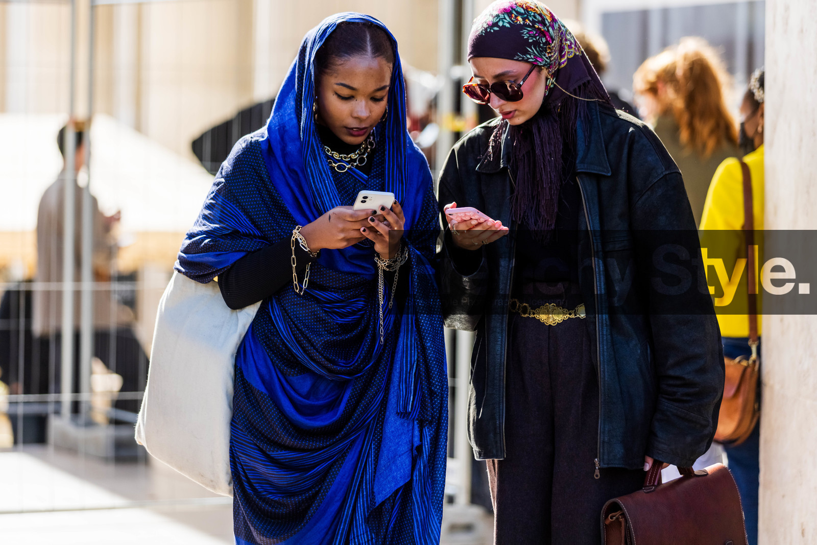 belt, black jacket, blue dress, brown scarf, chain, dots, dress, floral print, flower print, fringes, gold belt, gold chain, gold necklace, head scarf, jacket, leather jacket, necklace, pants, printed dress, printed scarf, saree dress, scarf, smartphone, sunglasses, street style, jonathan paciullo, FW, frenchystyle, fashion week, PFW, PARIS, SPRING SUMMER 2022, SS 22, horizontal, atmosphere details