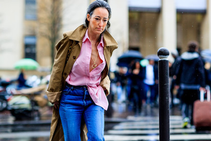 atmosphere details, AUTUMN WINTER 2017-2018, AW 17-18, beige coat, blue denim, denim pants, detail, FALL WINTER 2017-2018, fashion week, frenchystyle, FW, FW 17-18, horizontal, jeans, jonathan paciullo, PARIS, PFW, pink shirt, street style, trench coat, trousers, tucked in