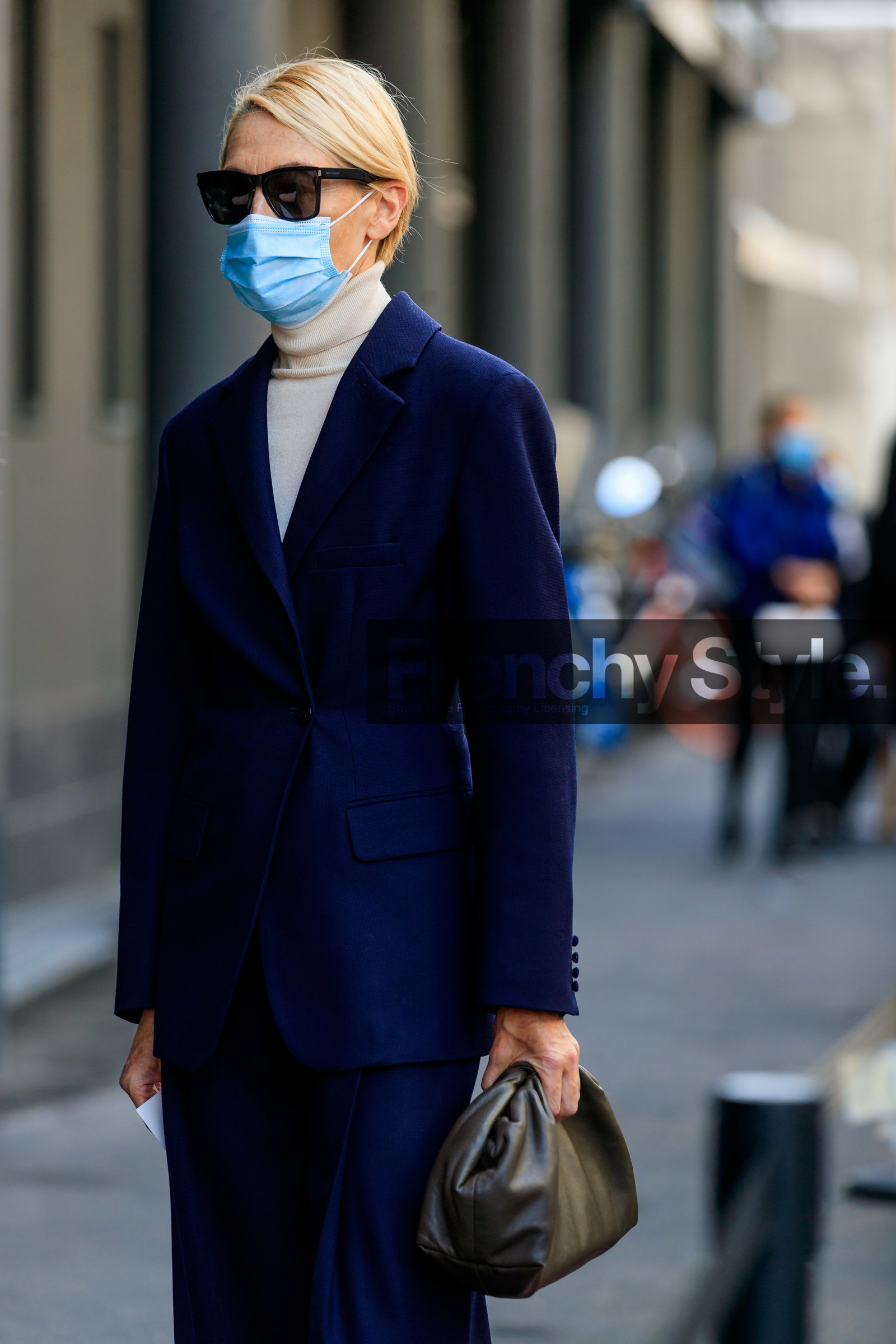 navy blue jacket, white pullover, turtleneck pullover, saint laurent sunglasses, kaki leather clutch, bottega veneta bag, black sunglasses, covid face mask, street style, jonathan paciullo, FW, frenchystyle, fashion week, MFW, MILAN, SPRING SUMMER 2021, SS 21, vertical, detail