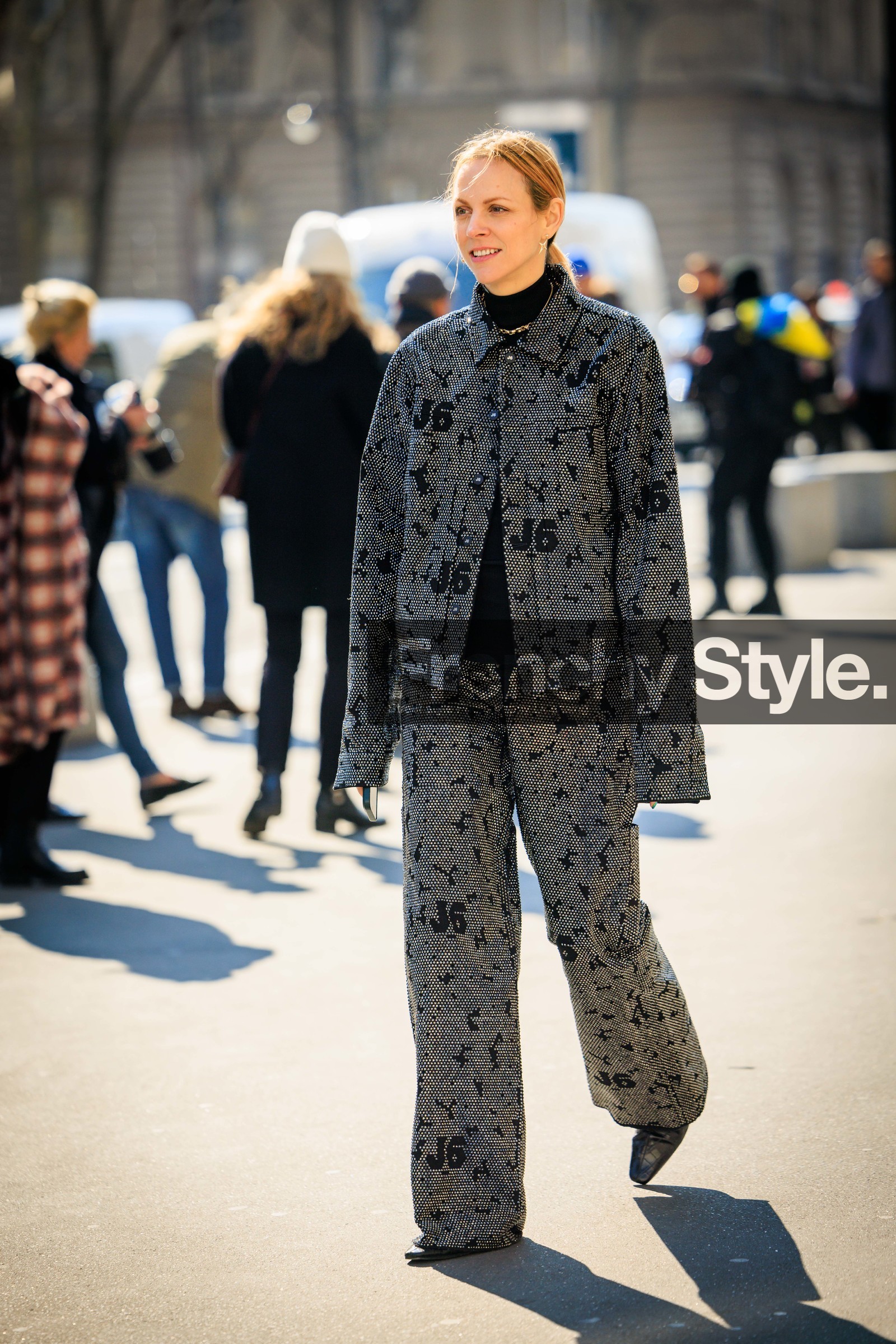 black turtleneck, golden necklace, j6 suit, printed suit, grey suit, black shoes, street style, jonathan paciullo, FW, frenchystyle, fashion week, AUTUMN WINTER 2022-2023, FALL WINTER 2022_2023, FW 22-23, PFW, PARIS, full length, vertical