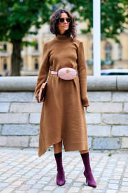 camel dress, fanny pack, fashion week, frenchystyle, full length, FW, gucci, Hedvig Sagfjord Opshaug, hedw, high heels, jonathan paciullo, knit dress, leather bag, leather shoes, LFW, LONDON, pink bag, purple boots, SPRING SUMMER 2018, SS 18, street style, vertical