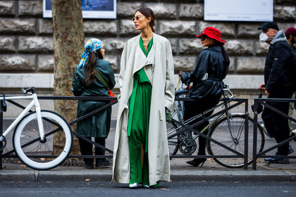 bag, beige coat, blouse, coat, Giogia Tordini, green bag, green blouse, green pants, mini bag, pants, sunglasses, transparent sunglasses, street style, jonathan paciullo, FW, frenchystyle, fashion week, PFW, PARIS, SPRING SUMMER 2022, SS 22, horizontal, atmosphere details, full length