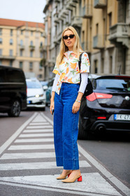 beige shoes, black bag, blue denim, bracelet, denim pants, jeans, leather bag, leather shoes, prada, printed shirt, sunglasses, trousers, white shirt, MILAN, MFW, fashion week, frenchystyle, FW, jonathan paciullo, street style, AUTUMN WINTER 2019-2020, AW 19-20, FALL WINTER 2019-2020, FW 19-20, vertical, full length