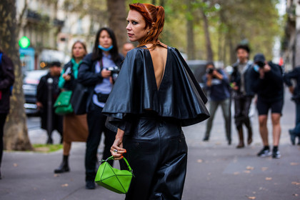 back, back detail, bag, black pants, black top, Courtney Trop, green bag, leather pants, leather top, loewe bag, open back, top, street style, jonathan paciullo, FW, frenchystyle, fashion week, PFW, PARIS, SPRING SUMMER 2022, SS 22, horizontal, atmosphere details