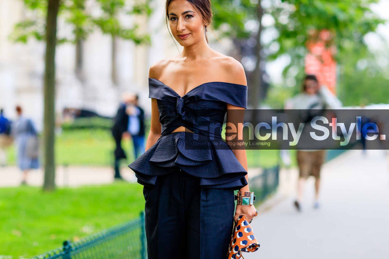 atmosphere details, AUTUMN WINTER 2016-2017, AW 16-17, blue top, bracelet, bustier top, detail, FALL WINTER 2016-2017, fashion week, frenchystyle, FW, FW 16-17, graphic clutch, HAUTE COUTURE, horizontal, jonathan paciullo, layers, marni, MENSWEAR, multicolor bag, nausheen shah, navy pants, off the shoulder, open work, orange bag, PARIS, PFW, printed clutch, street style, trousers