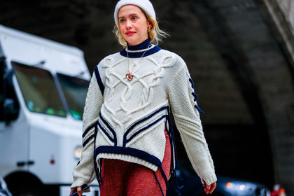 necklace, red skirt, trousers, white beanie, white sweater, street style, jonathan paciullo, FW, frenchystyle, fashion week, NYFW, NEW YORK, AUTUMN WINTER 2018-2019, AW 18-19, FALL WINTER 2018-2019, FW 18-19, atmosphere details, horizontal, detail, laurel pantin