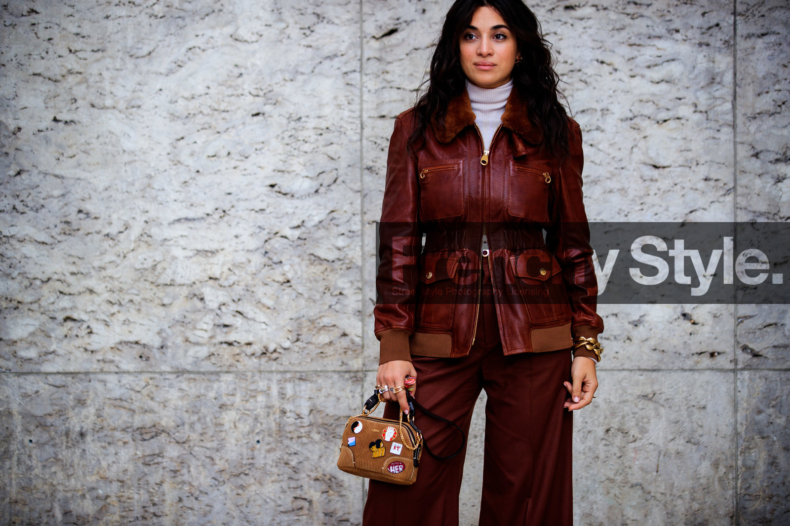 camélia jordana, brown leather coat, brown leather jacket, zipped coat, zipped jacket, collar details, fur coat, fur collar jacket, fur collar coat, fur jacket, brown pants, loose pants, beige bag, velvet bag, corduroy bag, hand bag, embroidered bag, golden bracelet, golden ring, multi rings, big bracelet, big bangle, chloe bracelet, chloe ring, stone ring, white pullover, turtleneck pullover, chloe bag, chloe coat, chloe jacket, chloe look, chloe pants, fashion week, frenchystyle, FW, jonathan paciullo, street style, PFW, PARIS, SPRING SUMMER 2021, SS 21, horizontal, atmosphere details, detail