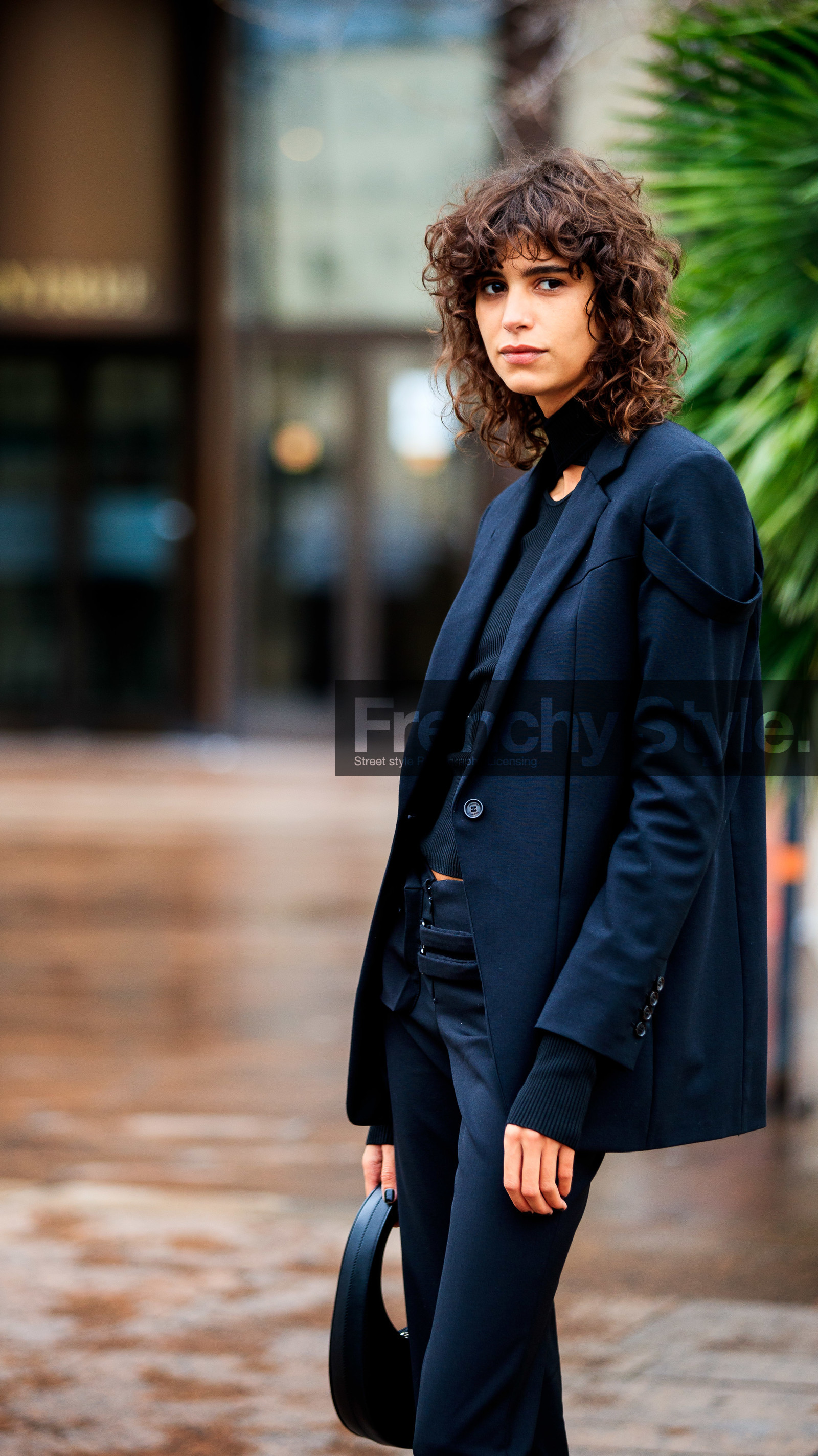 mica arganaraz, coperni bag, coperni look, coperni jacket, black jacket, black pants, black leather bag, black total look, flare pants, round shape bag, fashion week, frenchystyle, FW, jonathan paciullo, street style, PFW, PARIS, SPRING SUMMER 2021, SS 21, vertical, atmosphere details, detail