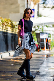 asymetric skirt, bag, belt, black and white, black belt, black boots, black sunglasses, black t-shirt, boots, high boots, Nina Urgell Cloquell, pink bag, plateform boots, printed skirt, skirt, sunglasses, t-shirt, street style, jonathan paciullo, FW, frenchystyle, fashion week, PFW, PARIS, SPRING SUMMER 2022, SS 22, vertical, full length