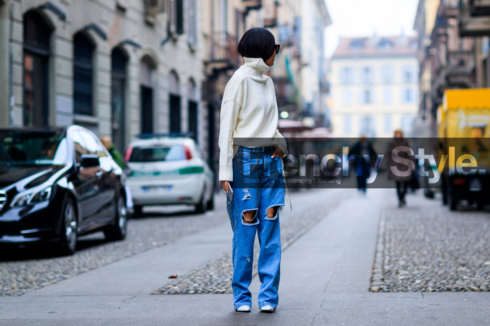 atmosphere details, AUTUMN WINTER 2017-2018, AW 17-18, blue denim, denim pants, FALL WINTER 2017-2018, fashion week, frenchystyle, full length, FW, FW 17-18, high heels, horizontal, jeans, jonathan paciullo, leather shoes, MFW, MILAN, ripped pants, street style, sunglasses, trousers, turtleneck sweater, white knit, white shoes, yoyo cao