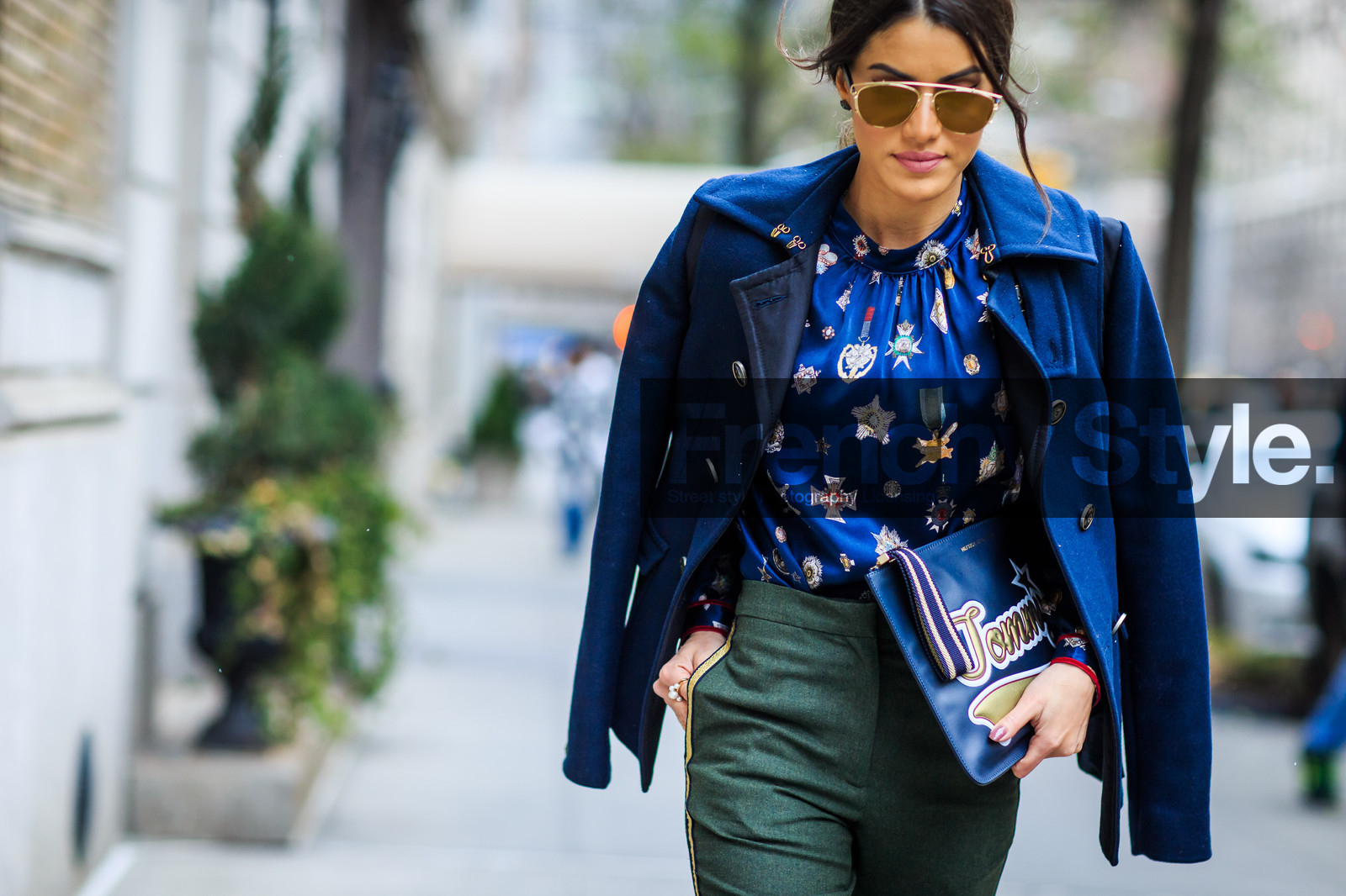 atmosphere details, AUTUMN WINTER 2016-2017, AW 16-17, blue clutch, blue coat, blue top, caban, camila coelho, detail, fashion week, frenchystyle, FW, FW 16-17, high heels, horizontal, jonathan paciullo, kaki pants, leather clutch, navy jacket, NEW YORK, NYFW, printed clutch, printed top, stars, street style, suede shoes, sunglasses, tommy hilfiger, trousers, woman, yellow sandals