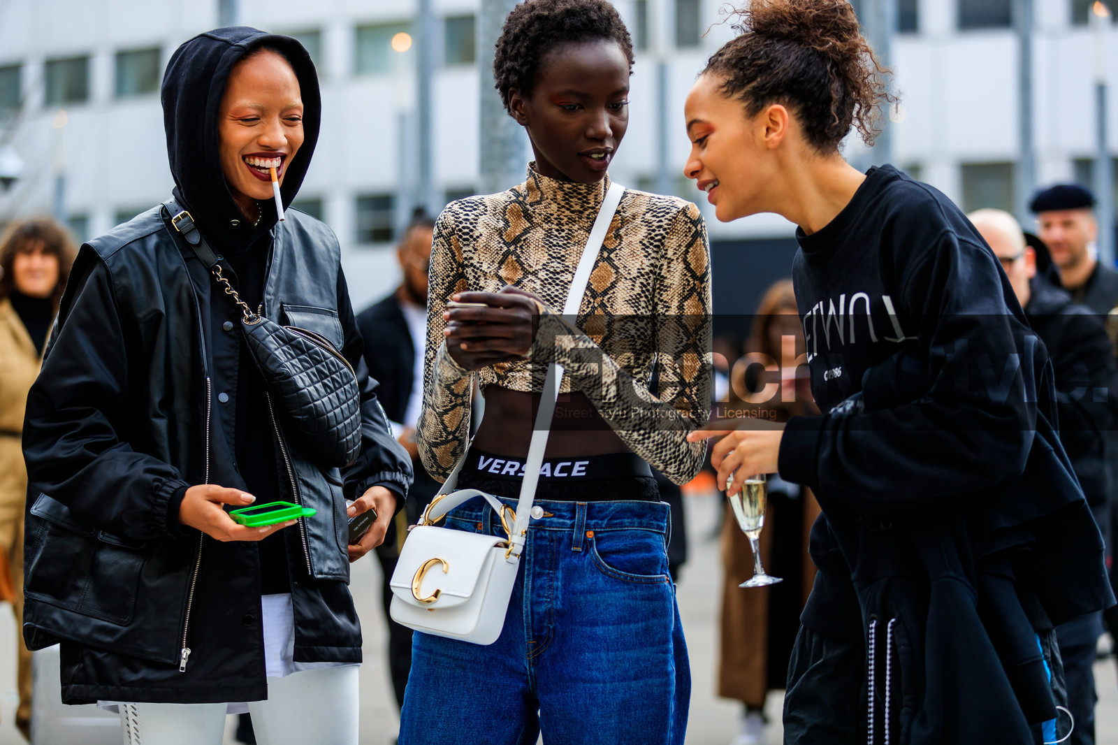 animal print, beige top, black bag, black sweater, blue denim, chloé, crop top, denim pants, fanny pack, hoodie, iphone, jeans, leather bag, model, red lips, short hair, snake print, trousers, versace, white bag, PARIS, PFW, street style, jonathan paciullo, FW, frenchystyle, fashion week, AUTUMN WINTER 2019-2020, AW 19-20, FALL WINTER 2019-2020, FW 19-20, horizontal, atmosphere details, detail