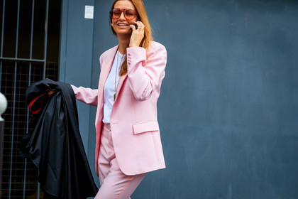 white t-shirt, pink jacket, pink pants, pink suits, light pink jacket, light pink pants, light pink suits, aviator sunglasses, scale sunglasses, long necklace, golden necklace, fashion week, frenchystyle, FW, jonathan paciullo, street style, PFW, PARIS, SPRING SUMMER 2022, SS 22, horizontal, atmosphere details, detail