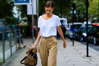 animal print, atmosphere details, beige pants, detail, fashion week, frenchystyle, FW, horizontal, jo ellison, jonathan paciullo, leather bag, leopard print, LFW, LONDON, printed bag, SPRING SUMMER 2017, SS 17, street style, trousers, white t shirt, woman