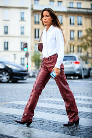 nina urgell cloquell, white shirt, white t-shirt, burgundy leather pants, laced pants, brown leather bag, brown leather boots, shoulder bag, animal skin bag, animal skin boots, fashion week, frenchystyle, FW, jonathan paciullo, street style, PFW, PARIS, SPRING SUMMER 2021, SS 21, vertical, full length