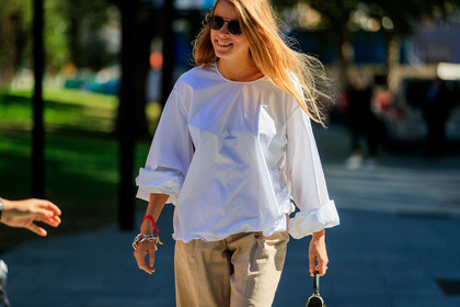 monica ainley, aviator sunglasses, black sunglasses, hermes bracelet, lucky charm bracelet, silvered chain bracelet, white blouse, beige bermuda shorts, fashion week, frenchystyle, FW, jonathan paciullo, street style, atmosphere details, horizontal, detail