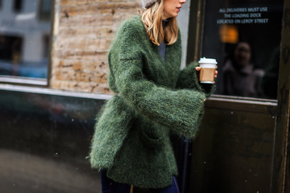 atmosphere details, AUTUMN WINTER 2016-2017, AW 16-17, detail, fashion week, frenchystyle, FW, FW 16-17, green cardigan, horizontal, jonathan paciullo, kaki sweater, NEW YORK, NYFW, street style, woman