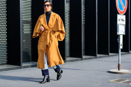 atmosphere details, AUTUMN WINTER 2017-2018, AW 17-18, black shoes, black top, black turtleneck, detail, FALL WINTER 2017-2018, fashion week, frenchystyle, FW, FW 17-18, high heels, horizontal, jonathan paciullo, leather shoes, MFW, MILAN, nausheen shah, street style, sunglasses, trench coat, trousers, varnished leather, vinyl, yellow coat