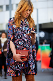 black shirt, brown pants, chloé, graphic jacket, leather bag, printed jacket, printed shirt, red bag, trousers, PARIS, PFW, street style, jonathan paciullo, FW, frenchystyle, fashion week, AUTUMN WINTER 2019-2020, AW 19-20, FALL WINTER 2019-2020, FW 19-20, vertical, atmosphere details, detail