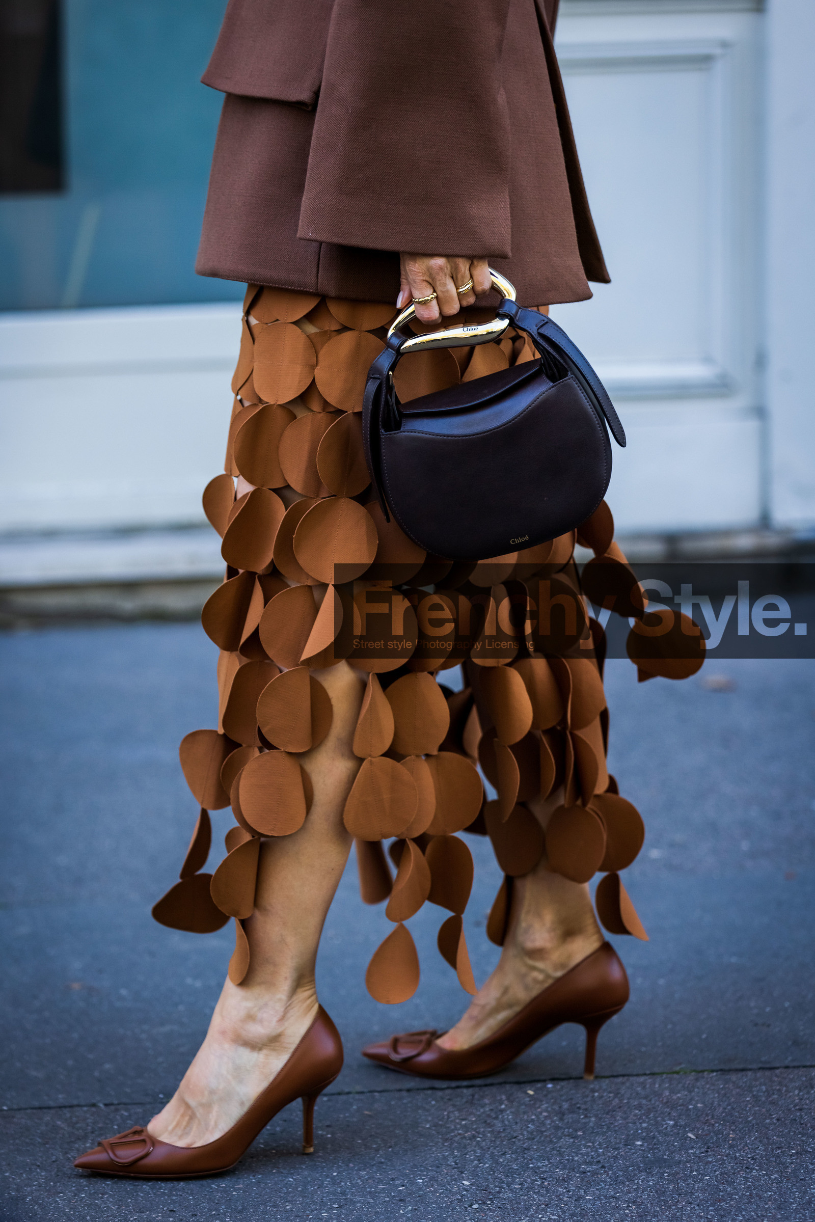 bag, brown bag, brown blazer, brown pumps, brown skirt, chloé bag, leather bag, leather pumps, long skirt, pumps, skirt, valentino pumps, street style, jonathan paciullo, FW, frenchystyle, fashion week, PFW, PARIS, SPRING SUMMER 2022, SS 22, vertical, atmosphere details