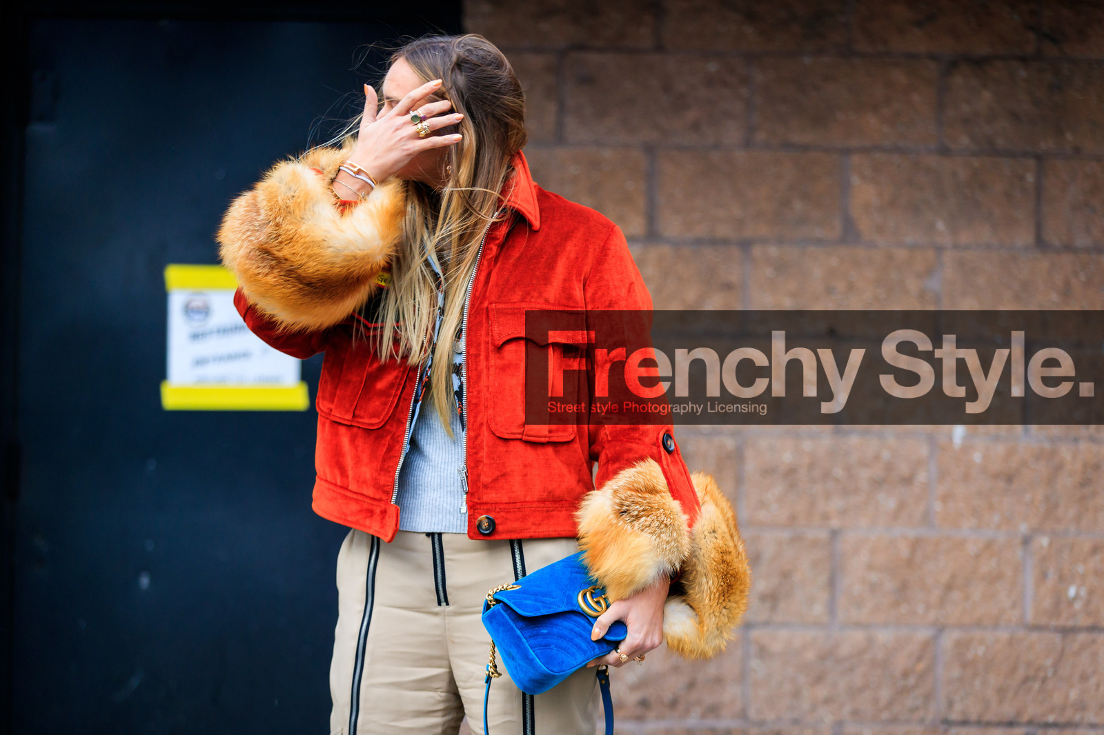 atmosphere details, AUTUMN WINTER 2017-2018, AW 17-18, beige pants, blue bag, brown fur, detail, FALL WINTER 2017-2018, fashion week, frenchystyle, FW, FW 17-18, gucci, horizontal, jonathan paciullo, leather bag, NEW YORK, nina suess, NYFW, red jacket, street style, suede bag, trousers, vêtements, zip