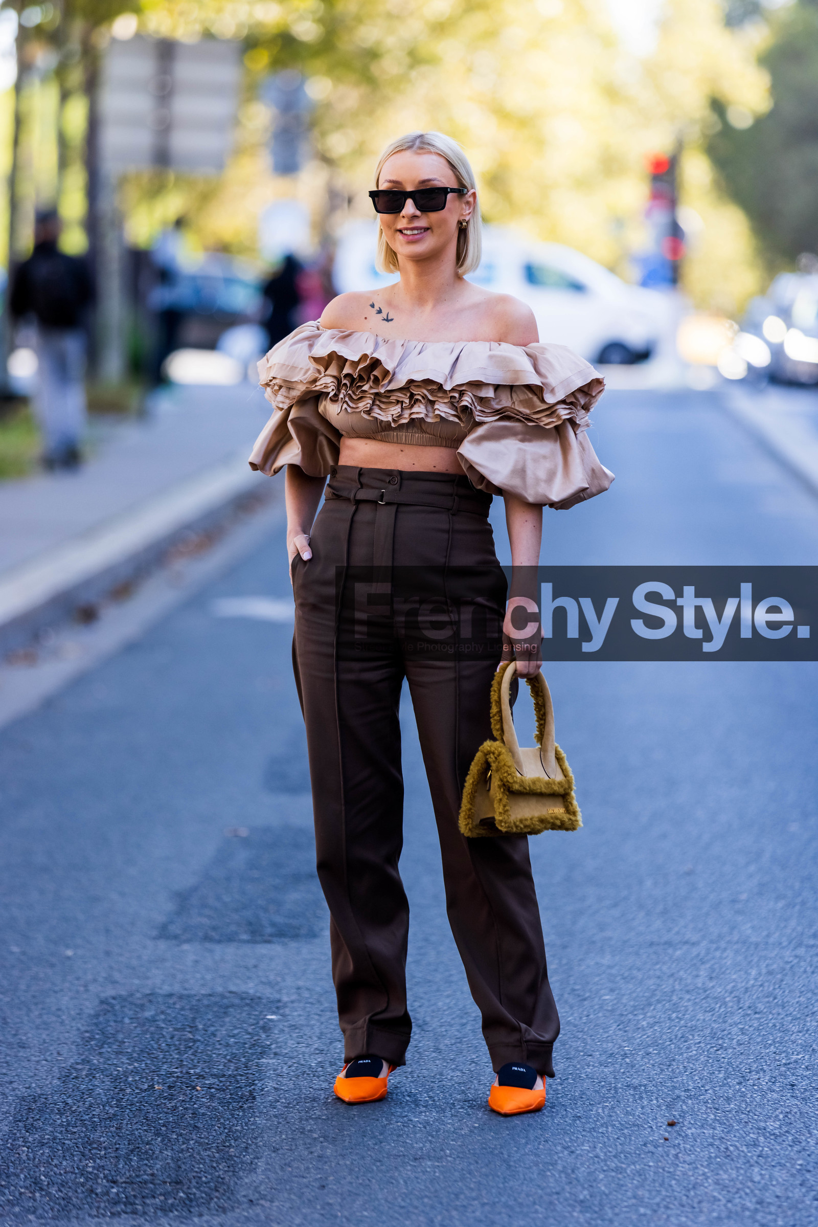 bag, black sunglasses, brown pants, crop top, fluffly bag, jacquemus bag, Justyna Czerniak, kakhi bag, off shoulder top, orange sandals, pants, prada sandals, ruffled top, ruffles, sandals, square sunglasses, sunglasses, street style, jonathan paciullo, FW, frenchystyle, fashion week, PFW, PARIS, SPRING SUMMER 2022, SS 22, vertical, full length