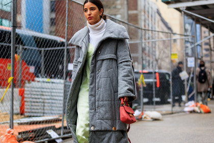 earrings, green dress, grey coat, leather bag, long dress, pink bag, turtleneck sweater, white sweater, street style, jonathan paciullo, FW, frenchystyle, fashion week, NYFW, NEW YORK, AUTUMN WINTER 2018-2019, AW 18-19, FALL WINTER 2018-2019, FW 18-19, atmosphere details, horizontal, detail, bettina looney