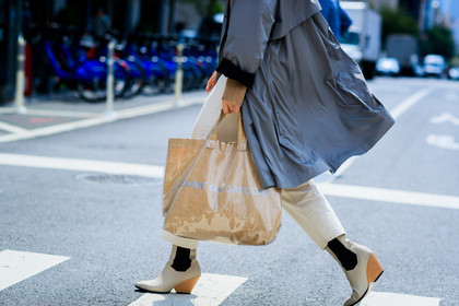 atmosphere details, back detail, beige bag, beige boots, beige pants, comme des garçons, fashion week, frenchystyle, full length, FW, grey coat, high heels, horizontal, jonathan paciullo, leather bag, leather shoes, NEW YORK, NYFW, SPRING SUMMER 2018, SS 18, street style, trench coat, trousers