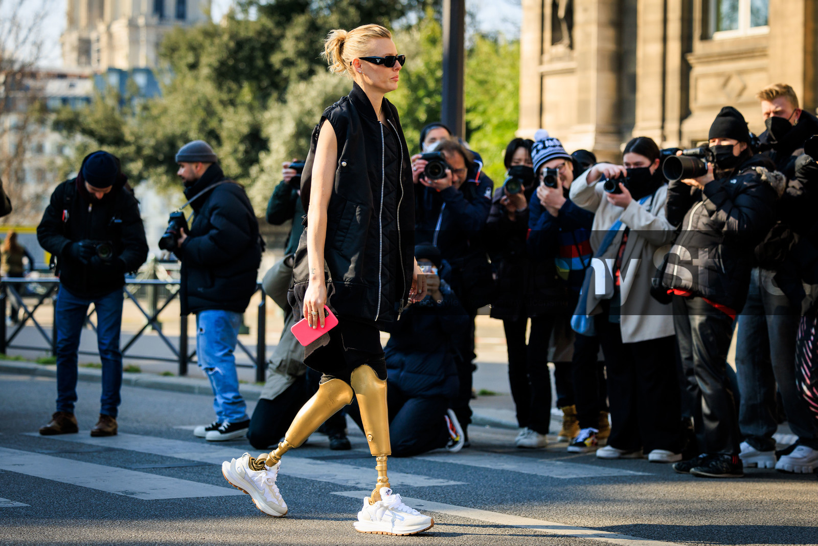pony tail, black sunglasses, sleeveless veste, black vest, sporty look, white sneakers, lauren wasser, street style, jonathan paciullo, FW, frenchystyle, fashion week, AUTUMN WINTER 2022-2023, FALL WINTER 2022_2023, FW 22-23, horizontal, PFW, PARIS, atmosphere details, full length