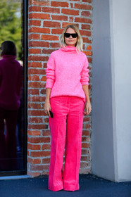 fashion week, frenchystyle, full length, FW, holli rogers, jonathan paciullo, MFW, MILAN, pink pants, pink sweater, SPRING SUMMER 2018, SS 18, street style, sunglasses, tone on tone, total look pink, trousers, vertical