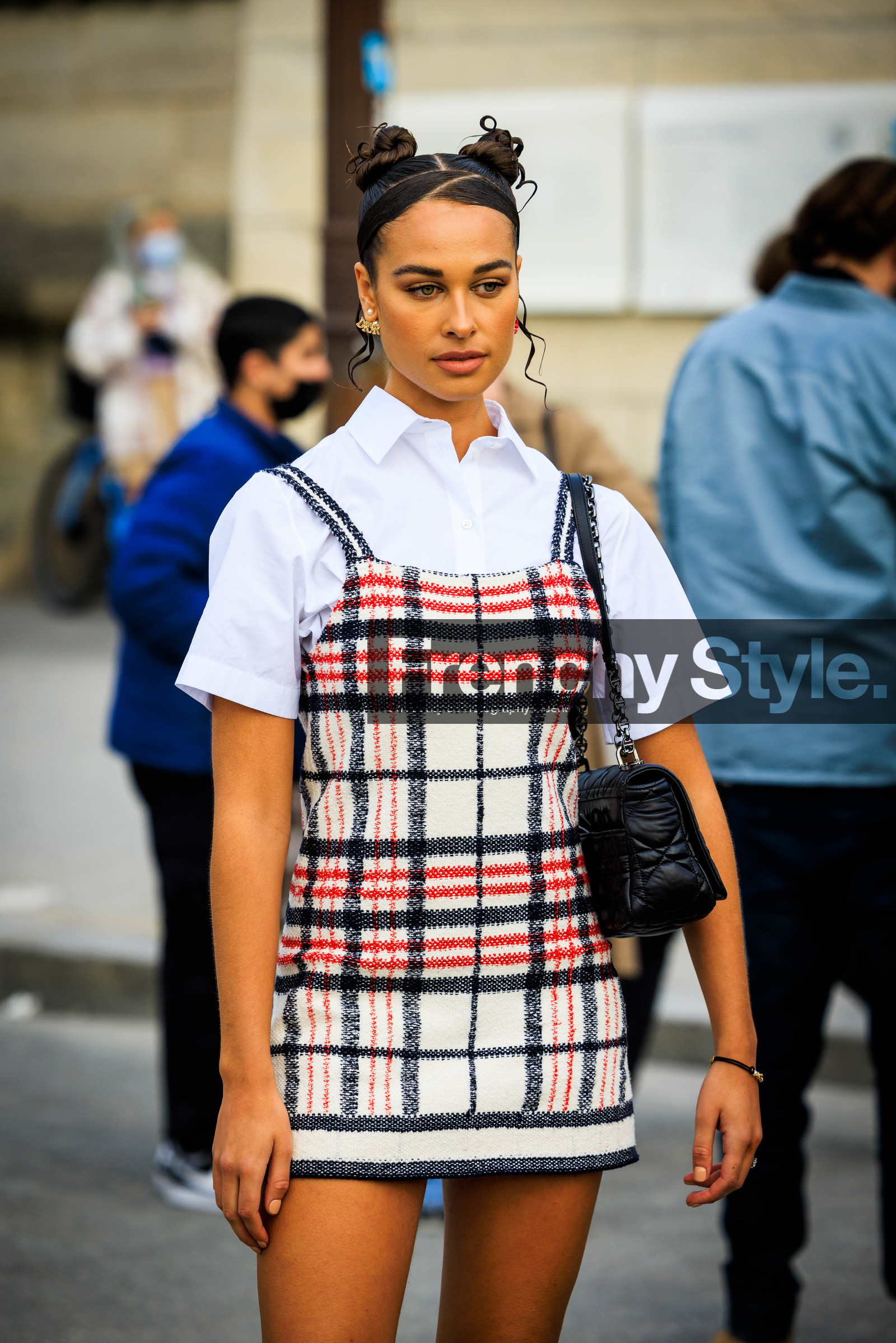 mini dress, plaid dress, multicolor, white shirt, black handbag, bow hair, red and blue dress, close up, sarah lysander, fashion week, frenchystyle, FW, jonathan paciullo, street style, AUTUMN WINTER 2022-2023, FALL WINTER 2022_2023, FW 22-23, PFW, PARIS, vertical, detail