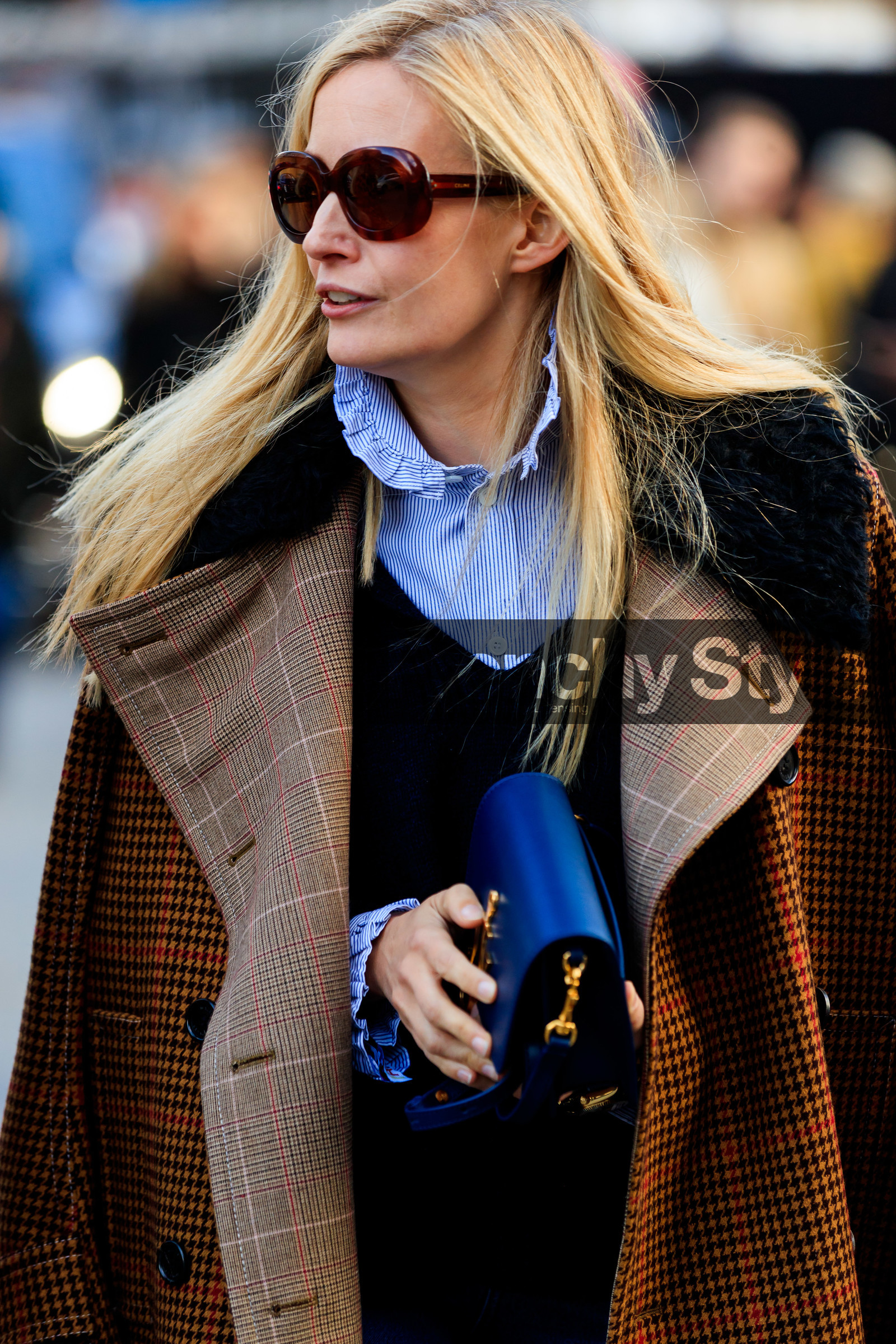 celine sunglasses, round shape sunglasses, scale sunglasses, big sunglasses, striped shirt, high collar shirt, ruffle collar shirt, blue shirt, white shirt, checked coat, fur collar coat, houndstooth printed coat, camel coat, black leather bag, j w anderson bag, close up detail, black pullover, fashion week, frenchystyle, FW, jonathan paciullo, street style, LFW, LONDON, AUTUMN WINTER 2020-2021, FALL WINTER 2020-2021, FW 20-21, vertical, atmosphere details, detail