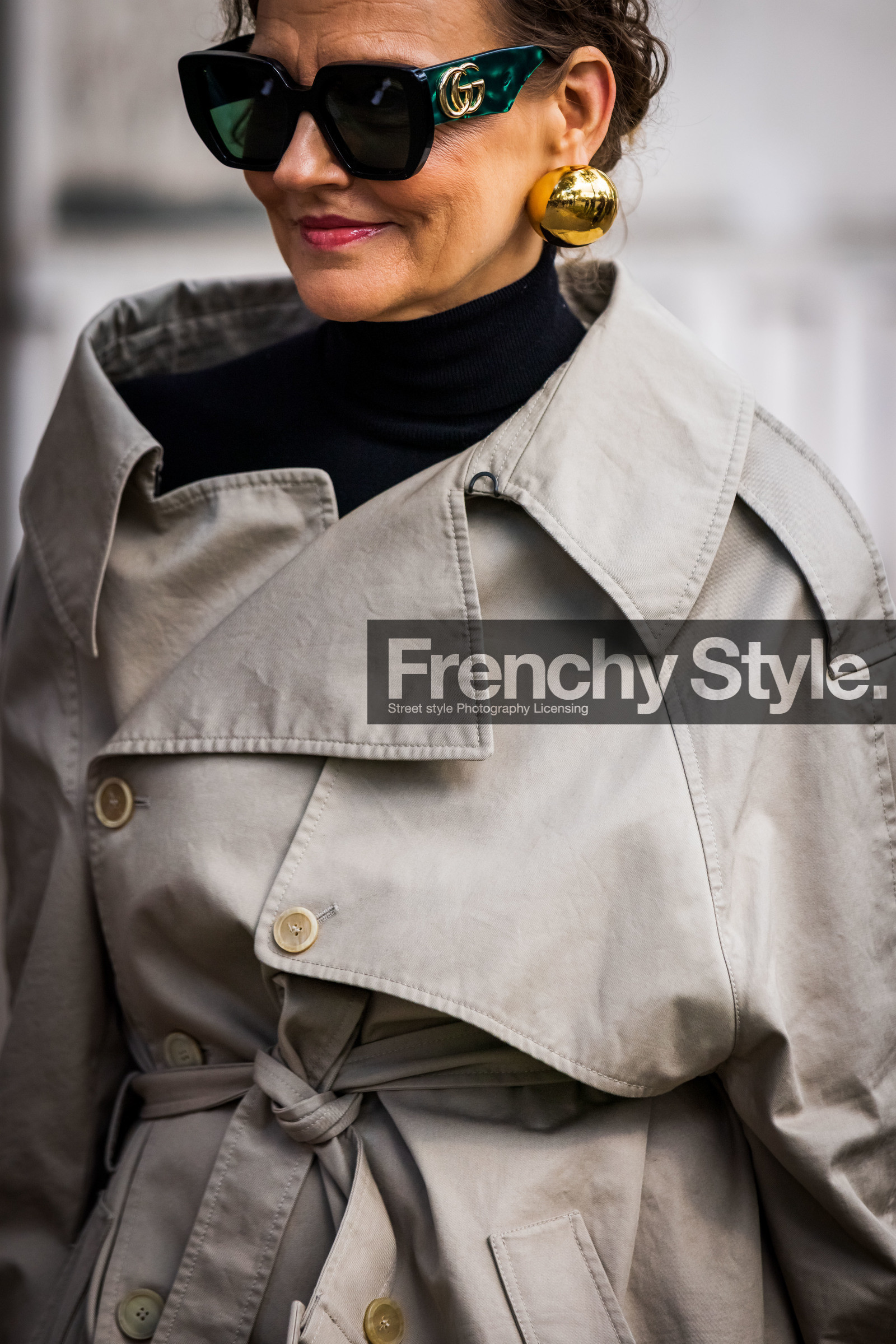 balenciaga earrings, close up, detail, earrings, gold earrings, green sunglasses, grey trench, gucci sunglasses, oversize sunglasses, sunglasses, street style, jonathan paciullo, FW, frenchystyle, fashion week, PFW, PARIS, SPRING SUMMER 2022, SS 22, vertical, atmosphere details