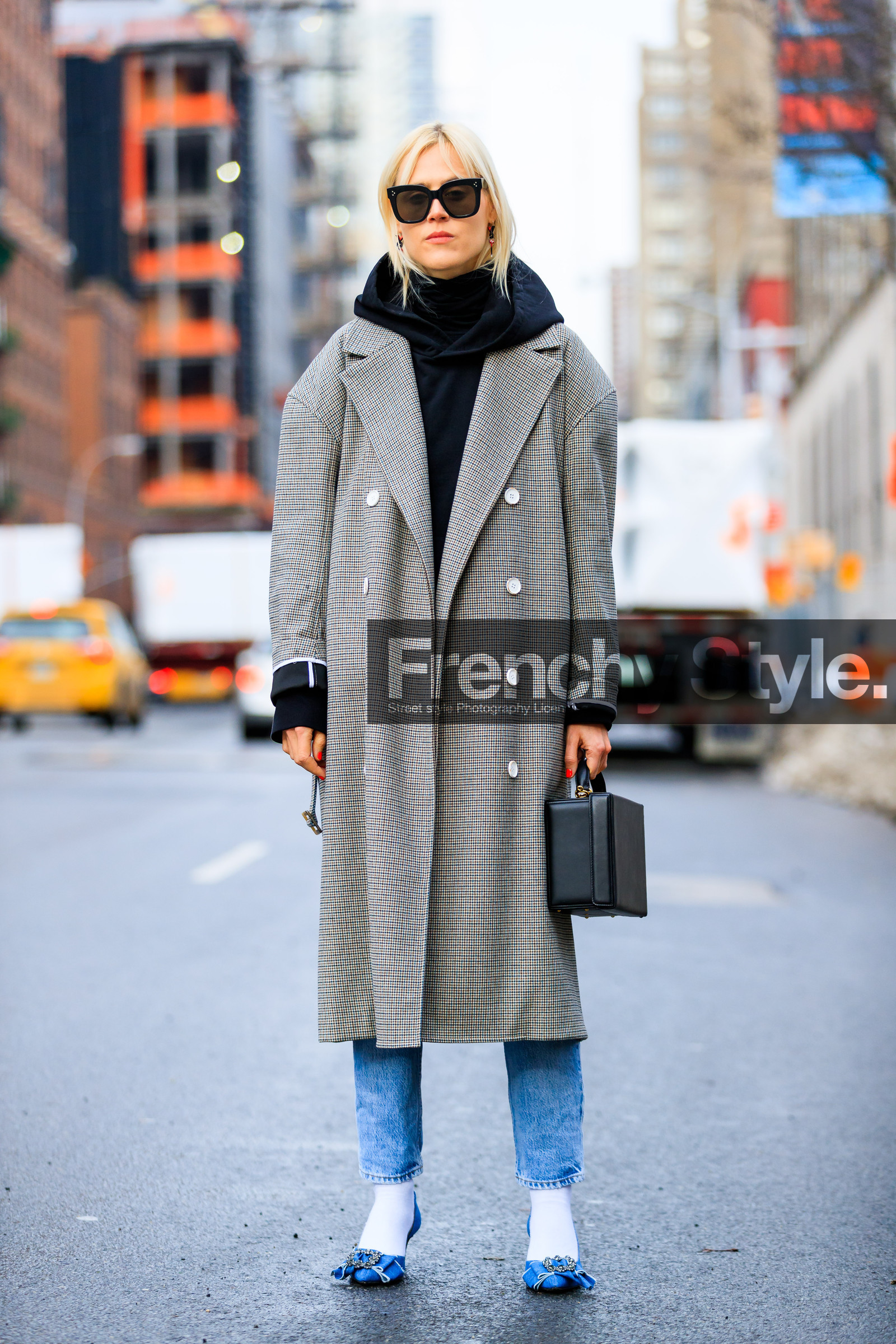 AUTUMN WINTER 2017-2018, AW 17-18, black bag, black sweater, blue denim, blue shoes, denim pants, FALL WINTER 2017-2018, fashion week, frenchystyle, full length, FW, FW 17-18, grey coat, grey jacket, hoodie, jeans, jonathan paciullo, leather bag, linda tol, NEW YORK, NYFW, oversize, street style, sunglasses, trousers, vertical, white socks