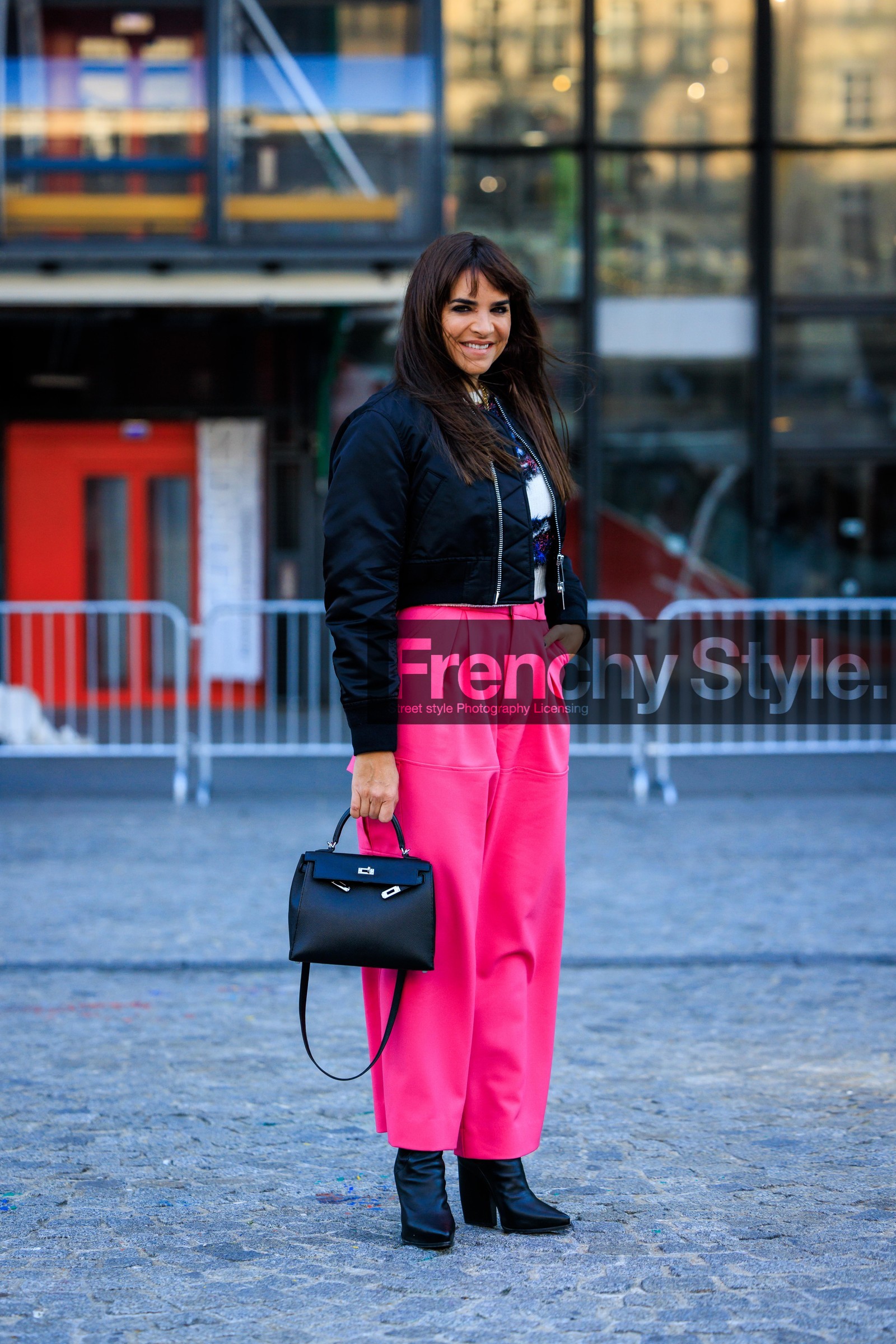 prink trousers, baggy trousers, cropped jakcet, smoky eyes, cropped jumper, knitted jumper, multicolor jumper, white kumper, black handbag, black boots, leather boots, laure heriard dubreuil, street style, jonathan paciullo, FW, frenchystyle, fashion week, AUTUMN WINTER 2022-2023, FALL WINTER 2022_2023, FW 22-23, PFW, PARIS, full length, vertical