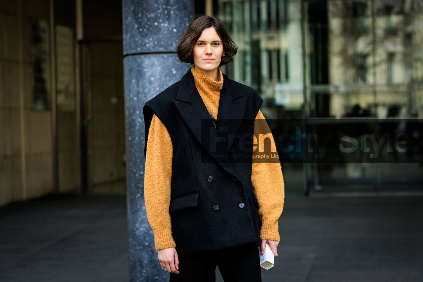 mustard yellow jumper, turtleneck, sleeveless vest, black vest, buttoned vest, short hair, model, fashion week, frenchystyle, FW, jonathan paciullo, street style, AUTUMN WINTER 2022-2023, FALL WINTER 2022_2023, FW 22-23, PFW, PARIS, horizontal, atmosphere details, detail
