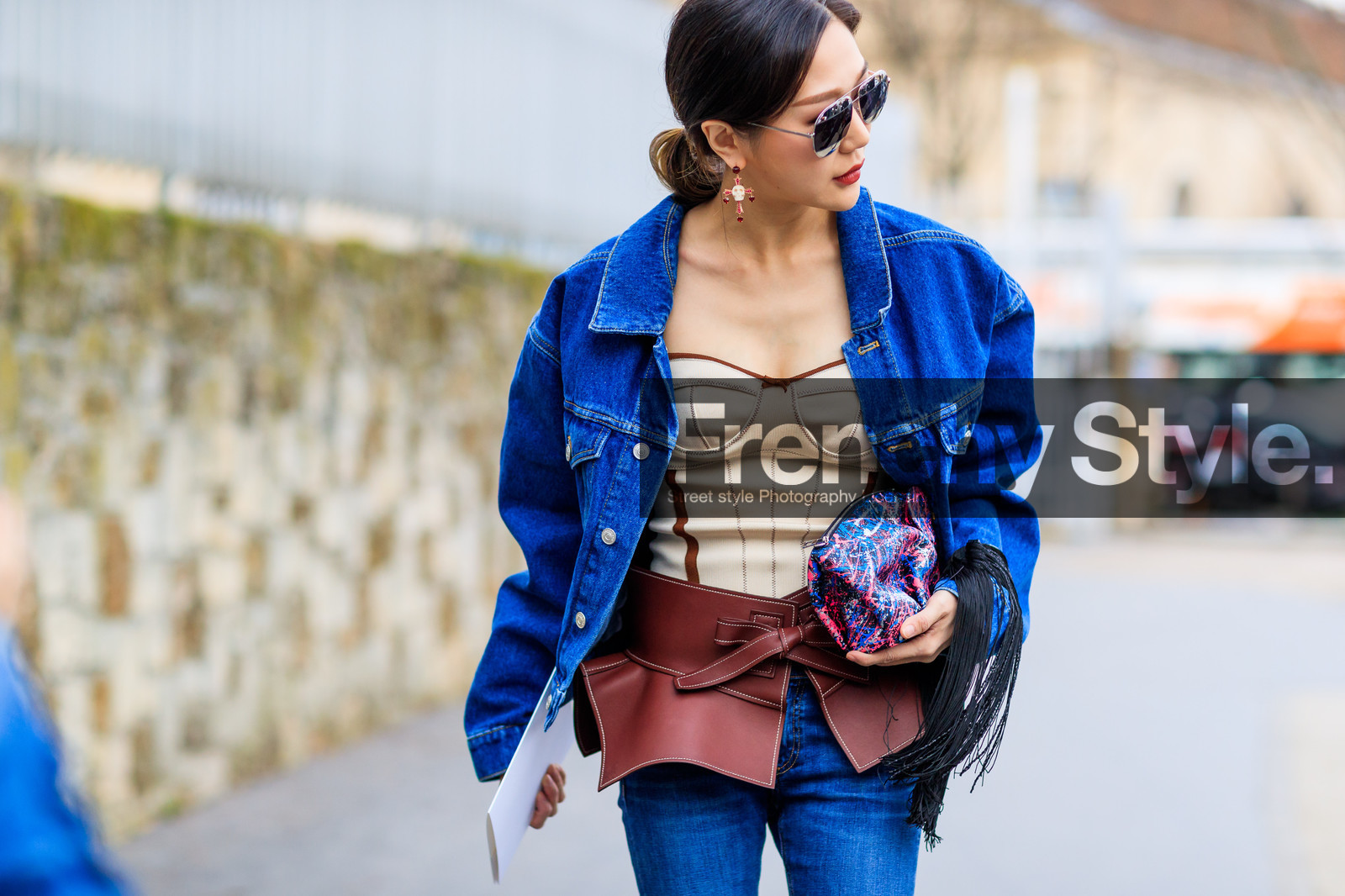 atmosphere details, AUTUMN WINTER 2017-2018, AW 17-18, blue denim, brown belt, bustier top, denim jacket, denim pants, detail, earrings, FALL WINTER 2017-2018, fashion week, frenchystyle, fringes, FW, FW 17-18, horizontal, jeans, jonathan paciullo, leather bag, leather belt, multicolor bag, PARIS, PFW, printed bag, street style, sunglasses, trousers