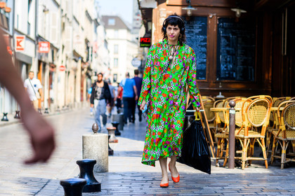 atmosphere details, black bag, fashion week, floral, flower, frenchystyle, full length, FW, green dress, horizontal, jonathan paciullo, leather bag, leather shoes, MENSWEAR, orange shoes, PARIS, PFW, printed dress, SPRING SUMMER 2018, SS 18, street style, vêtements