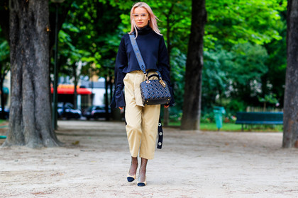 atmosphere details, beige pants, beige shoes, black bag, black top, chanel, christian dior, dyed hair, fashion week, fishnet, frenchystyle, full length, FW, high heels, horizontal, jonathan paciullo, julia k, leather bag, leather shoes, MENSWEAR, PARIS, PFW, pink hair, SPRING SUMMER 2018, SS 18, street style, sunglasses, tights, trousers