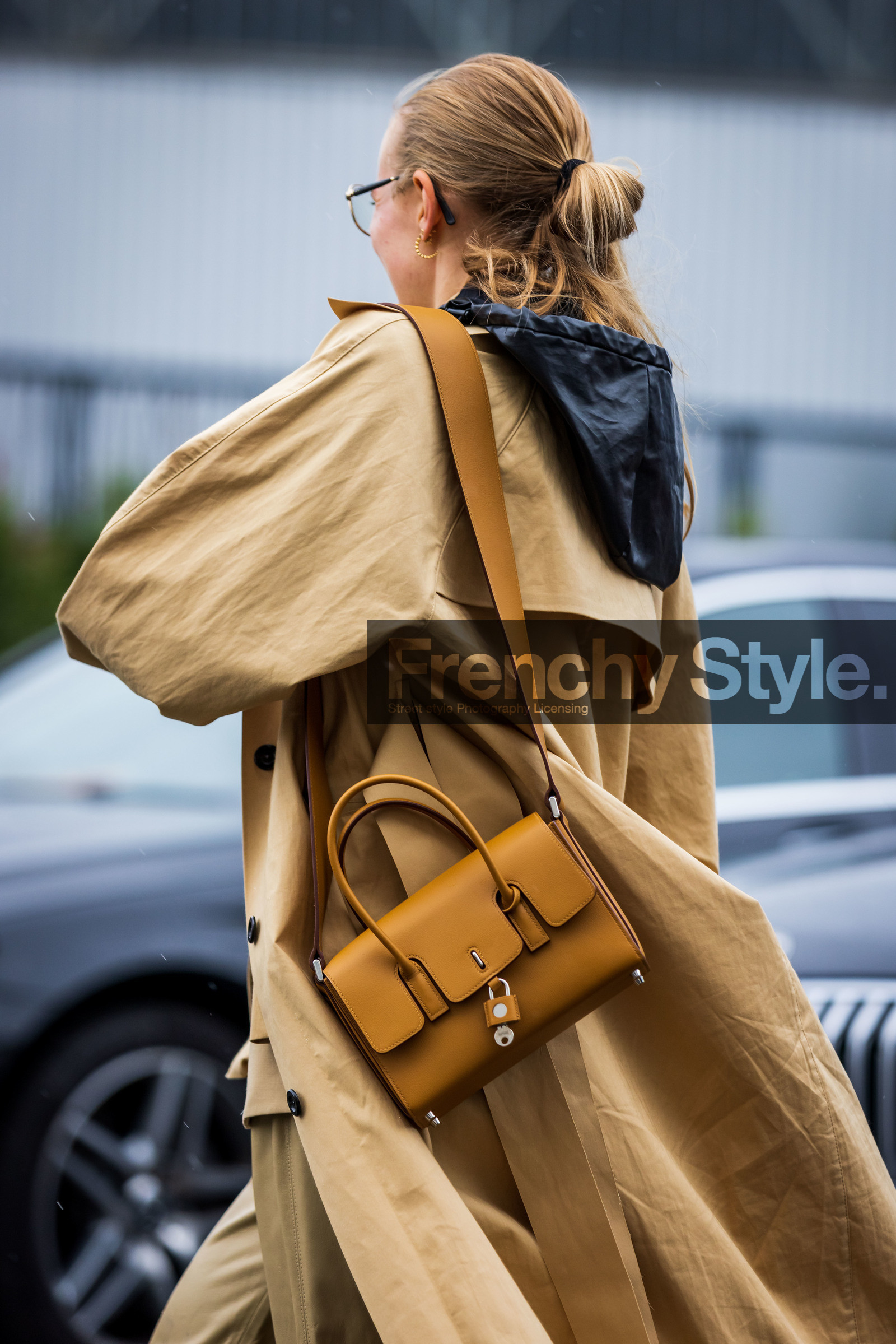 Alex Carl, back, back detail, bag, beige trench, camel bag, leather bag, trench, fashion week, frenchystyle, FW, jonathan paciullo, street style, PFW, PARIS, SPRING SUMMER 2022, SS 22, vertical, atmosphere details