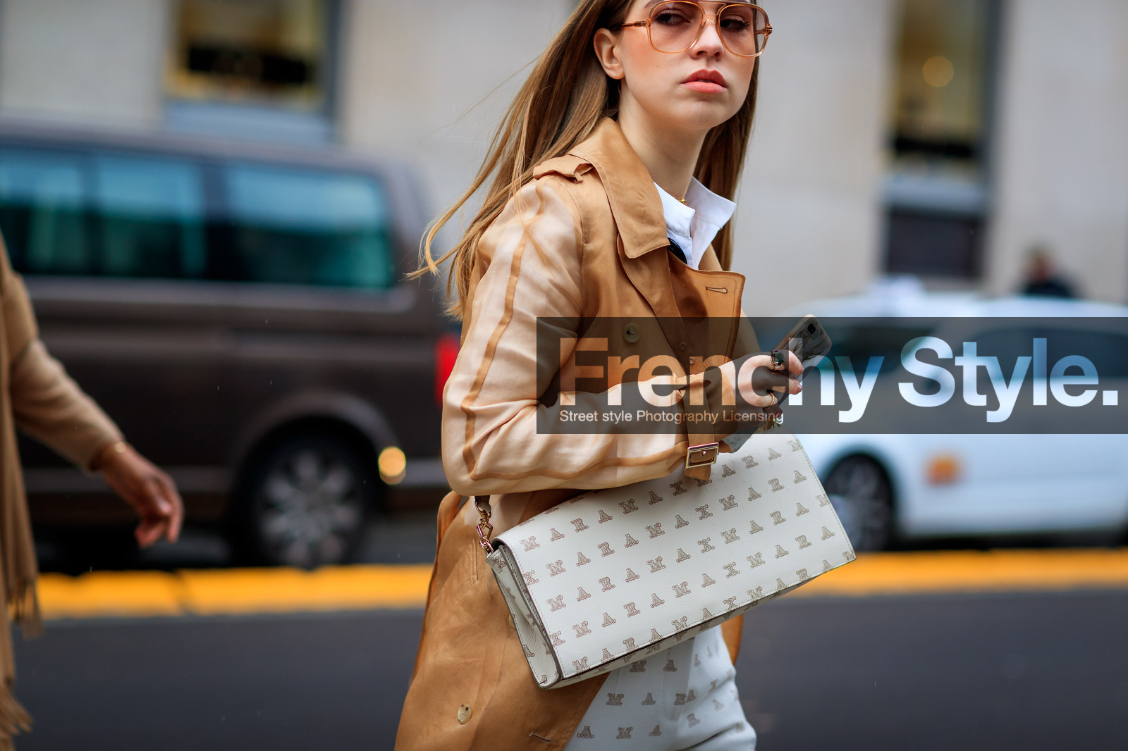 beige jacket, camel jacket, graphic bag, graphic skirt, leather bag, printed bag, printed skirt, sunglasses, trench coat, white bag, fashion week, frenchystyle, FW, jonathan paciullo, street style, MFW, MILAN, AUTUMN WINTER 2018-2019, FALL WINTER 2018-2019, FW 18-19, horizontal, atmosphere details