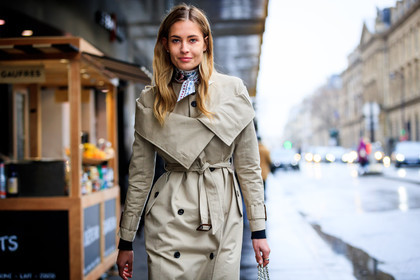 atmosphere details, AUTUMN WINTER 2017-2018, AW 17-18, beige coat, detail, FALL WINTER 2017-2018, fashion week, frenchystyle, FW, FW 17-18, horizontal, jonathan paciullo, model, nadja bender, PARIS, PFW, street style, trench coat, white scarf