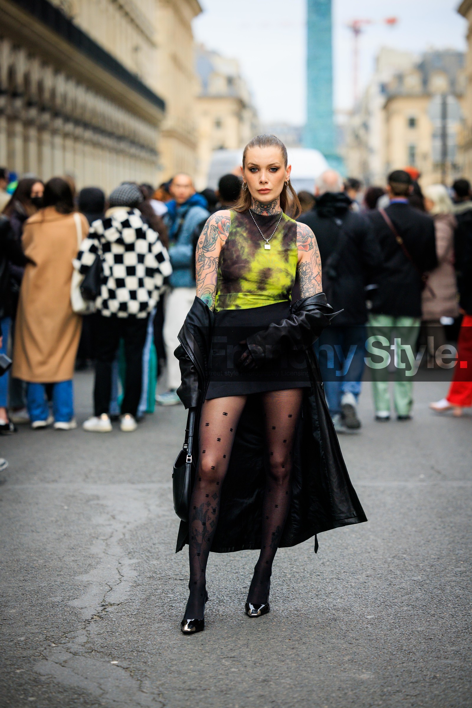 dotted stockings, black shoes, pattent shoes, tatoos, tie dye tanktop, loop earrings, pony tail, mini skirt, black jacket, leather jacket, silver necklace, lock pendant necklace, fashion week, frenchystyle, FW, jonathan paciullo, street style, AUTUMN WINTER 2022-2023, FALL WINTER 2022_2023, FW 22-23, PFW, PARIS, vertical, full length