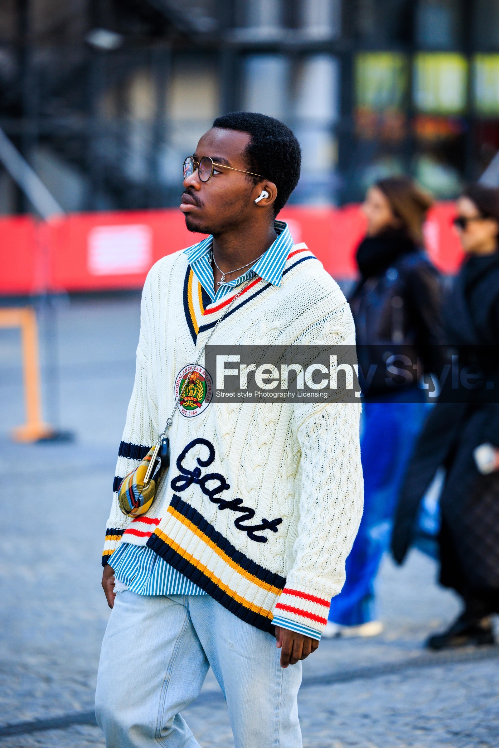 gant sweater, white sweater, multicolor details, stripes shirt, knitwear, glasses, classic jeans, light jeans, airpods, plaid crossbody bag, mini bag, street style, jonathan paciullo, FW, frenchystyle, fashion week, AUTUMN WINTER 2022-2023, FALL WINTER 2022_2023, FW 22-23, PFW, PARIS, vertical, detail