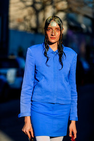 model, strassed make up, make up, make up details, glitter face, glitter hair, blue jacket, blue skirt, orange eyeshadow, fashion week, frenchystyle, FW, jonathan paciullo, street style, MFW, MILAN, AUTUMN WINTER 2020-2021, FALL WINTER 2020-2021, FW 20-21, vertical, atmosphere details, detail